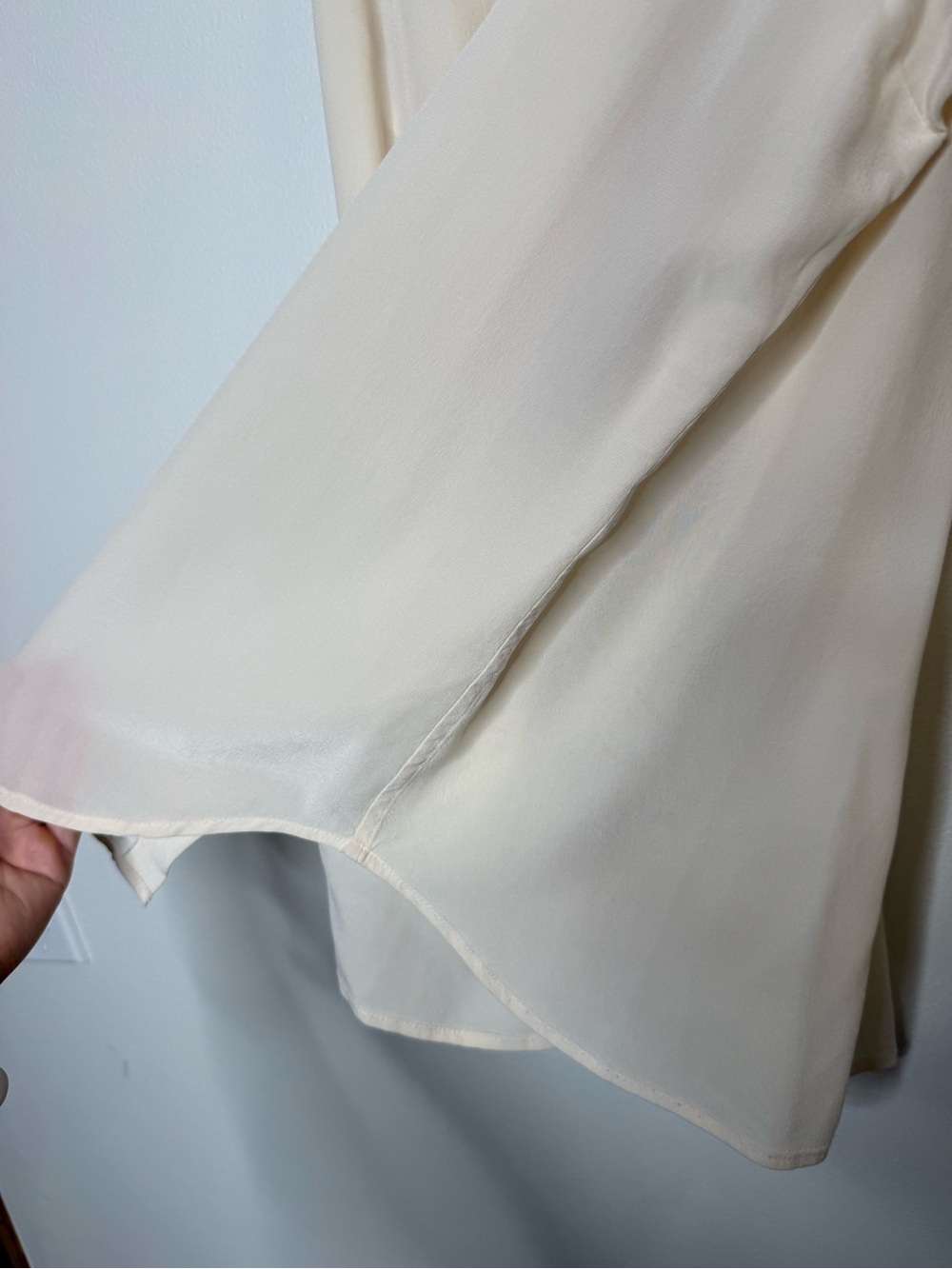 Equipment Femme Silk Cold Shoulder Cut Out Collared Blouse in off white large - Picture 5 of 7